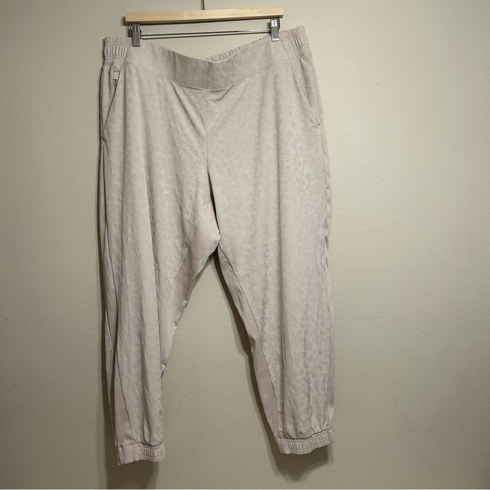 Athleta Brooklyn Textured Jogger Beige Leopard Print Travel Abalone Grey Size 20